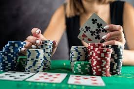 Antarmuka aplikasi slot 235 di Android menampilkan menu navigasi utama dan pilihan permainan